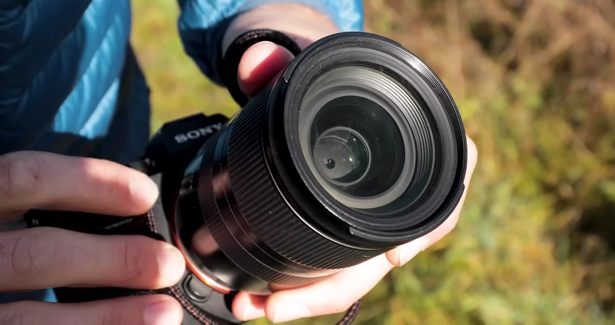 Diagram or lens view showing the aperture blade opening and closing