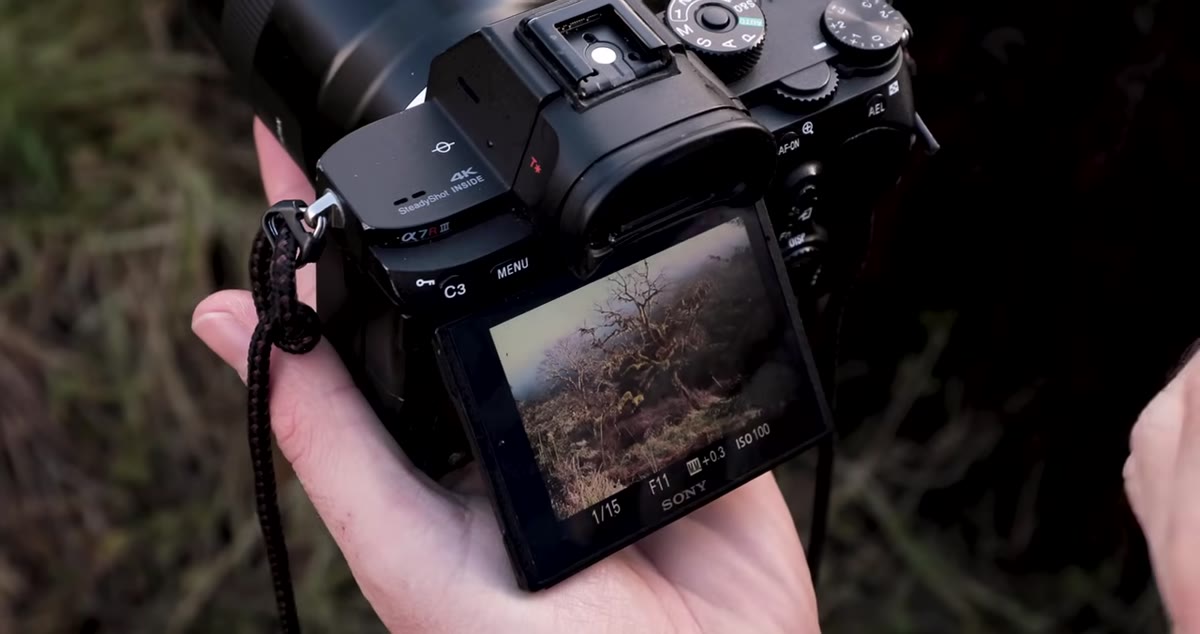 Camera display showing f-stop number changing as aperture adjusts