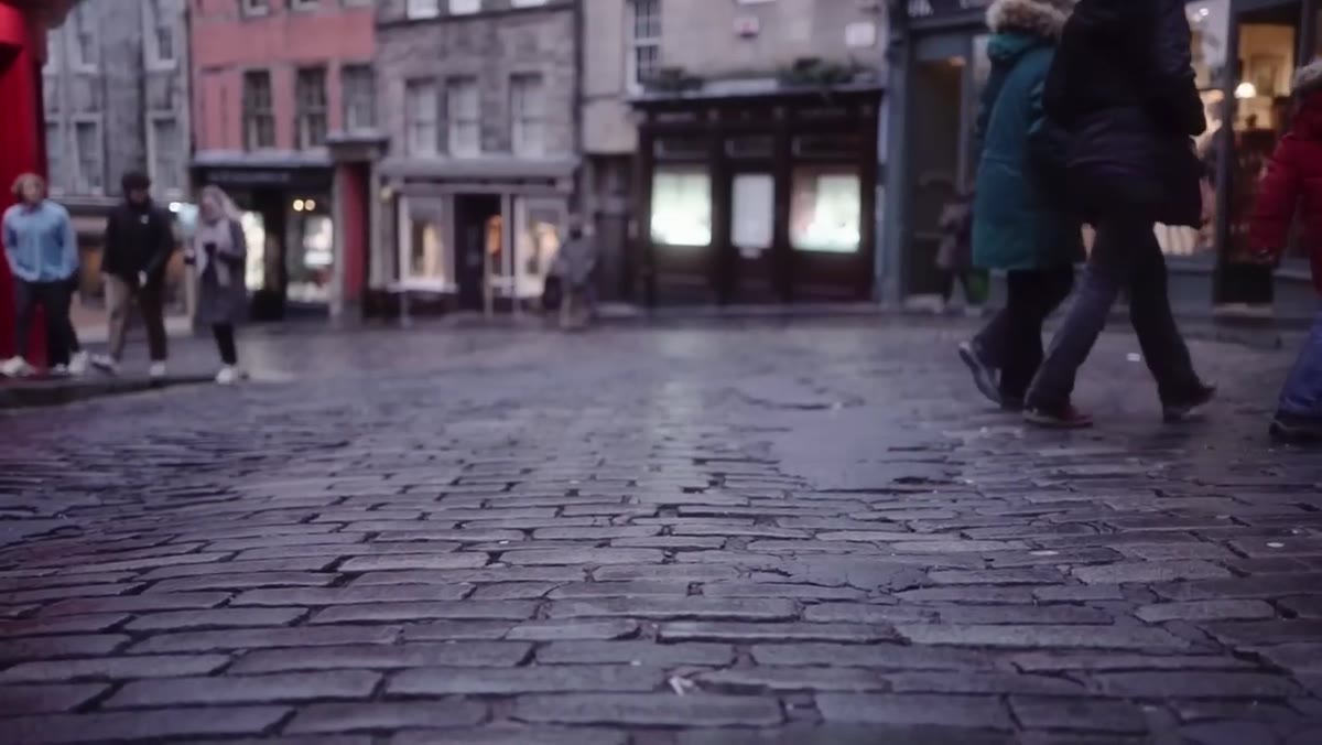 Pete describing Edinburgh&rsquo;s compact layout and walkable streets