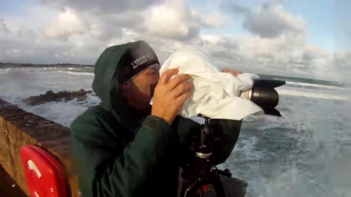 Presenter describing weather sealing and location shooting conditions