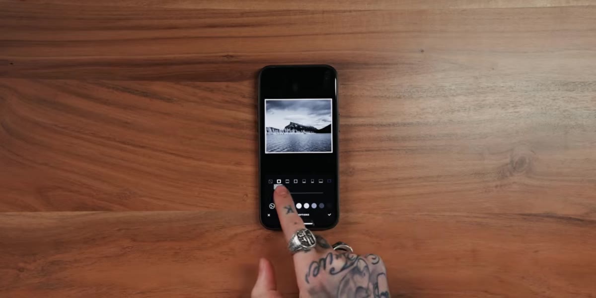 Frame options screen showing horizontal photo with border slider