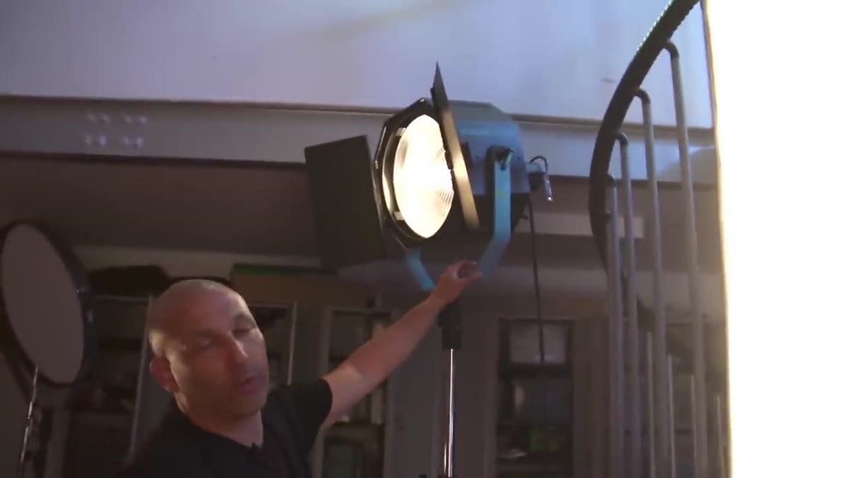 Broncolor Fresnel creating a soft radiating glow on the back wall