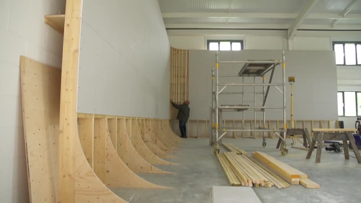 Timber lattice framework forming the curved corner transition