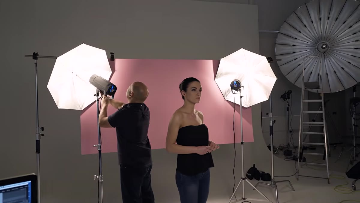 Two flash heads shown side by side, one rated 400J and one rated 800J