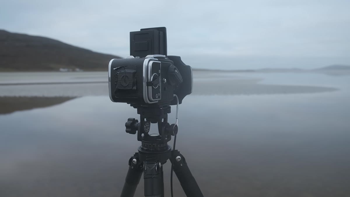 Heaton manually shifting focus from infinity to a foreground sand spit