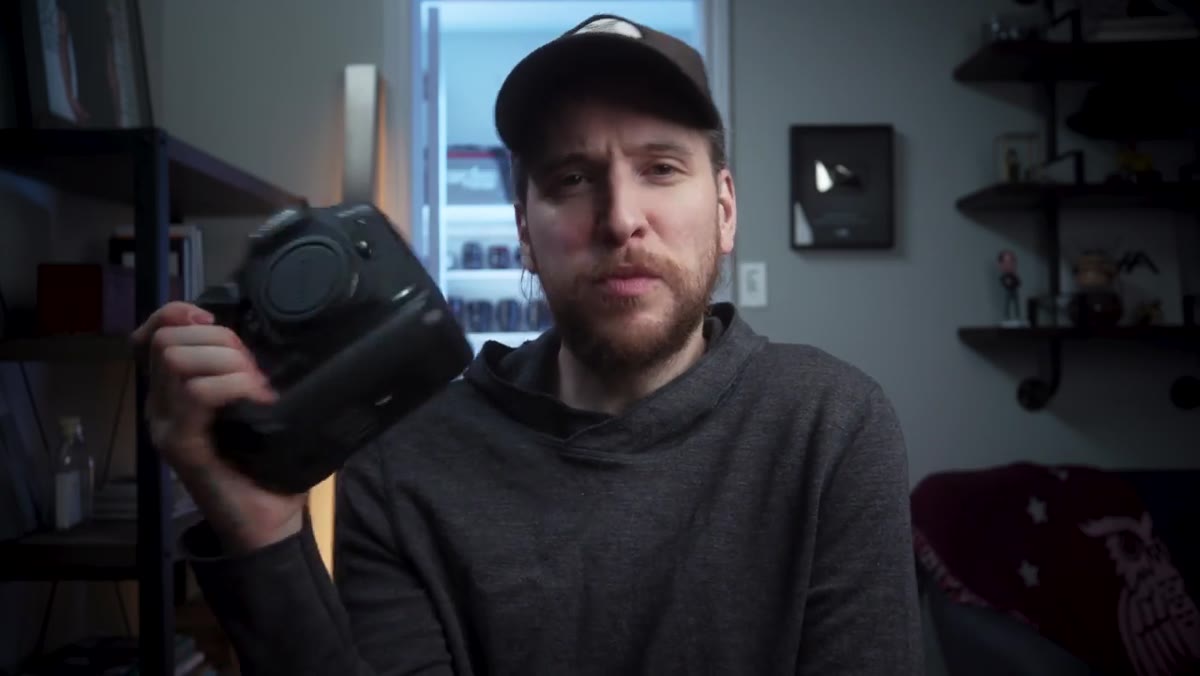 Peter explaining weight and flip screen frustrations with his 1DX