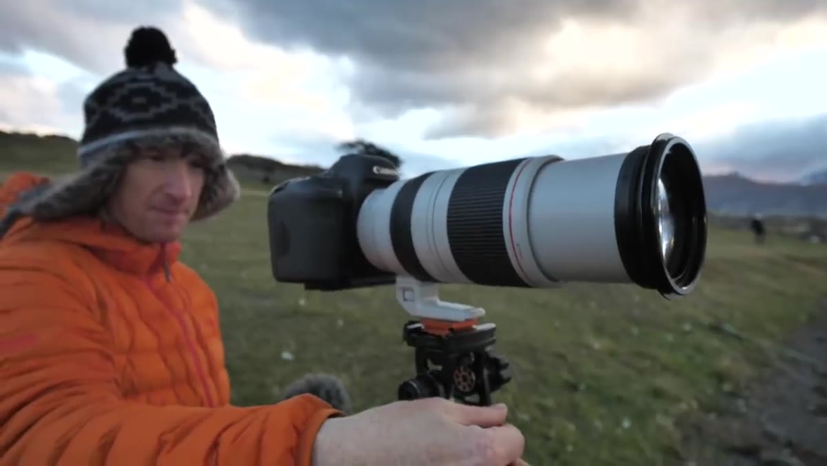 Heaton mounting a borrowed 100-400mm telephoto lens