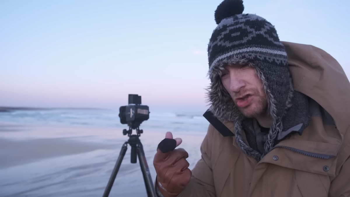 Polarizer filter attached, shooting color composition over beach and cliffs