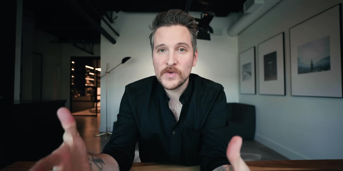 McKinnon explaining the red assignment prompt to viewers