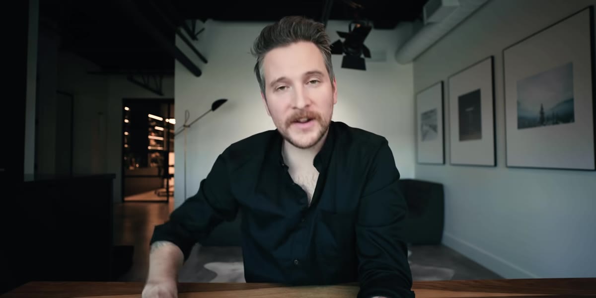McKinnon encouraging viewers to visit each other&rsquo;s Instagram accounts