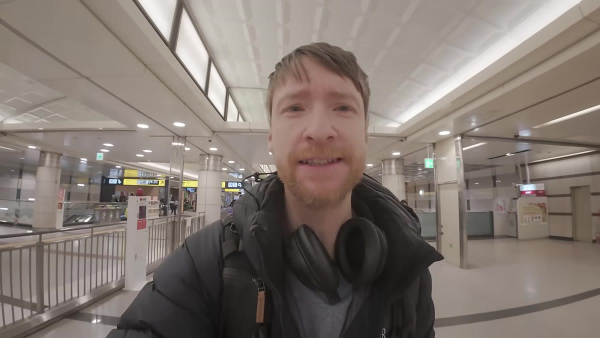 Thomas arriving at hotel, tired, describing missing bag