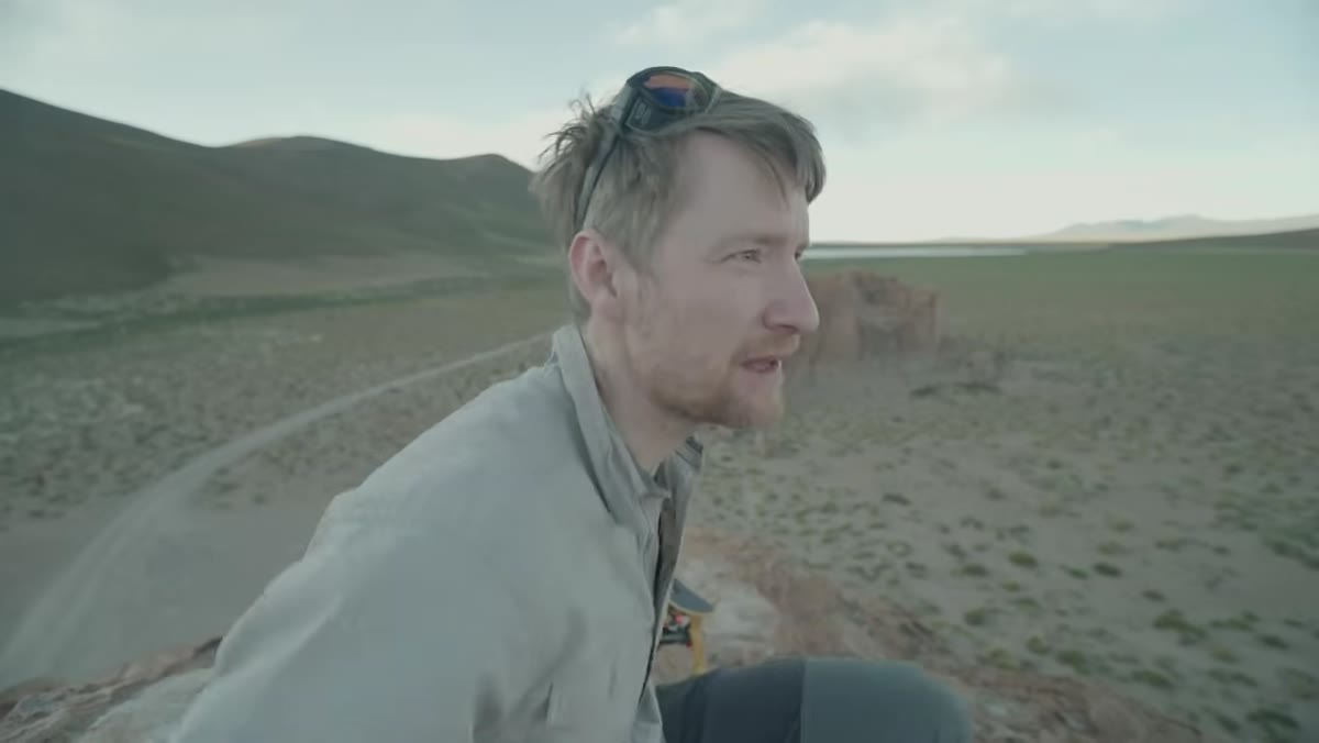 Thomas looking out over plains, acknowledging the light isn&rsquo;t working